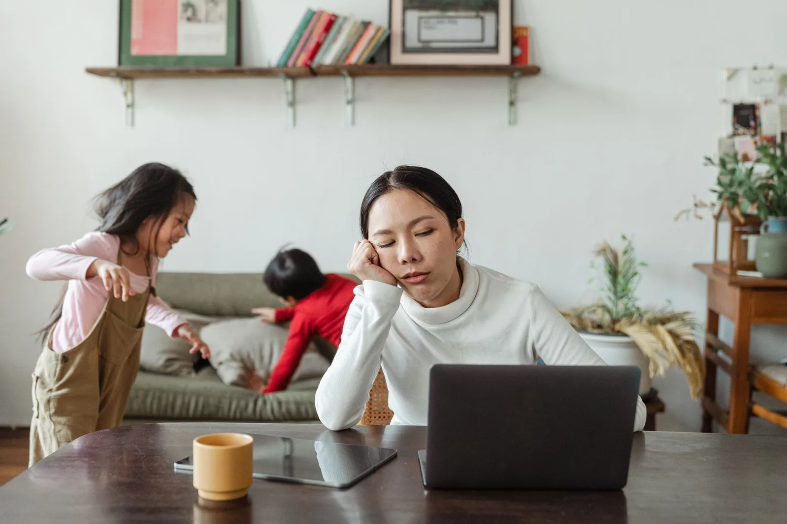 Người phụ huynh căng thẳng vì áp lực tài chính gia đình