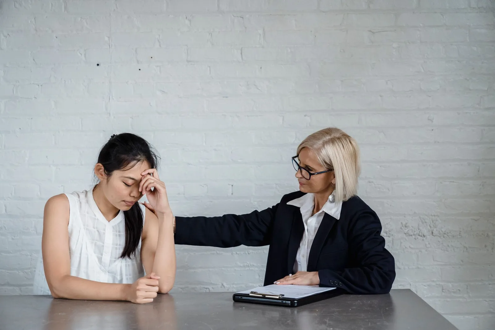Người phụ nữ châu Á trao đổi với chuyên gia tâm lý