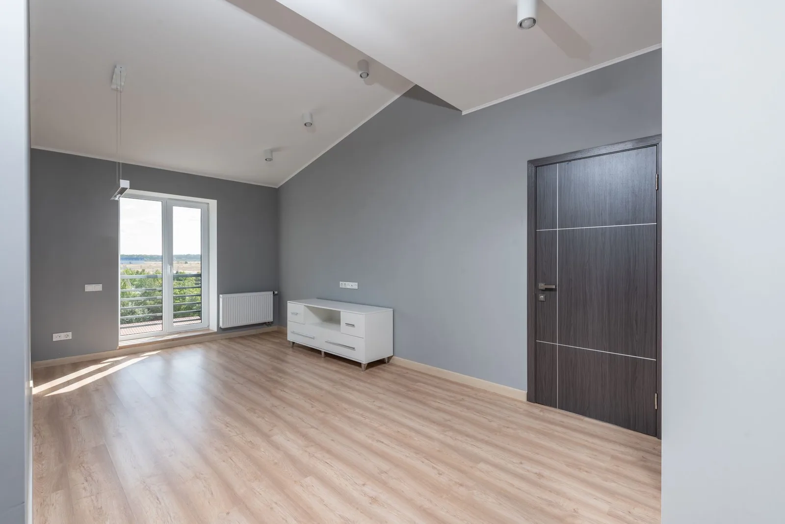 Chìa khóa trong căn hộ hiện đại gợi lựa chọn mua hoặc thuê nhà