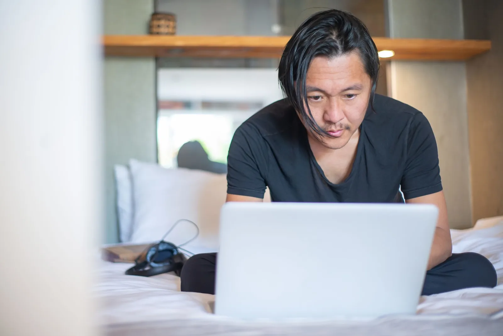 Du khách châu Á làm việc trong căn hộ dịch vụ tiện nghi