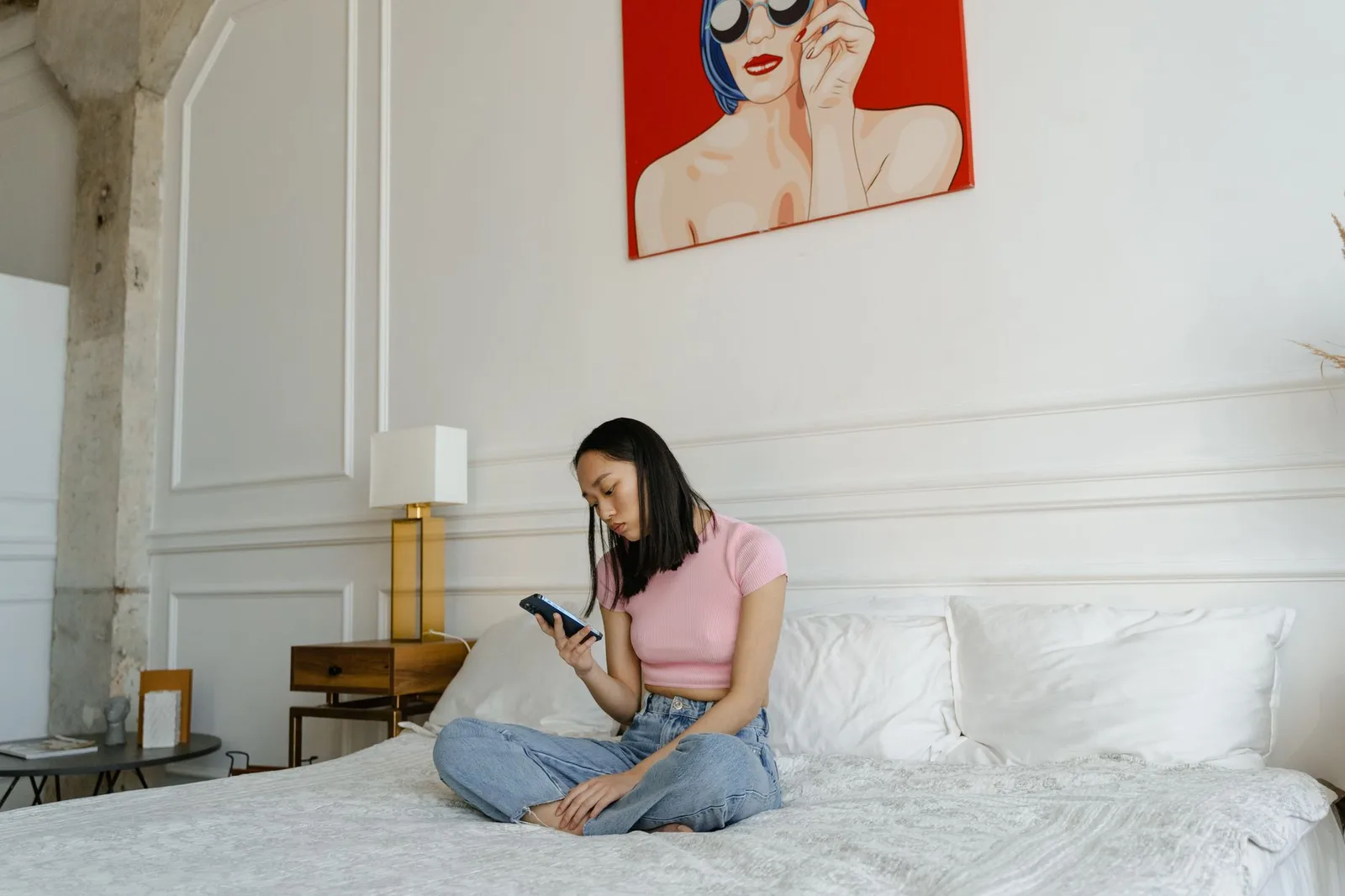 Người phụ nữ xem quảng cáo trên điện thoại để mở video