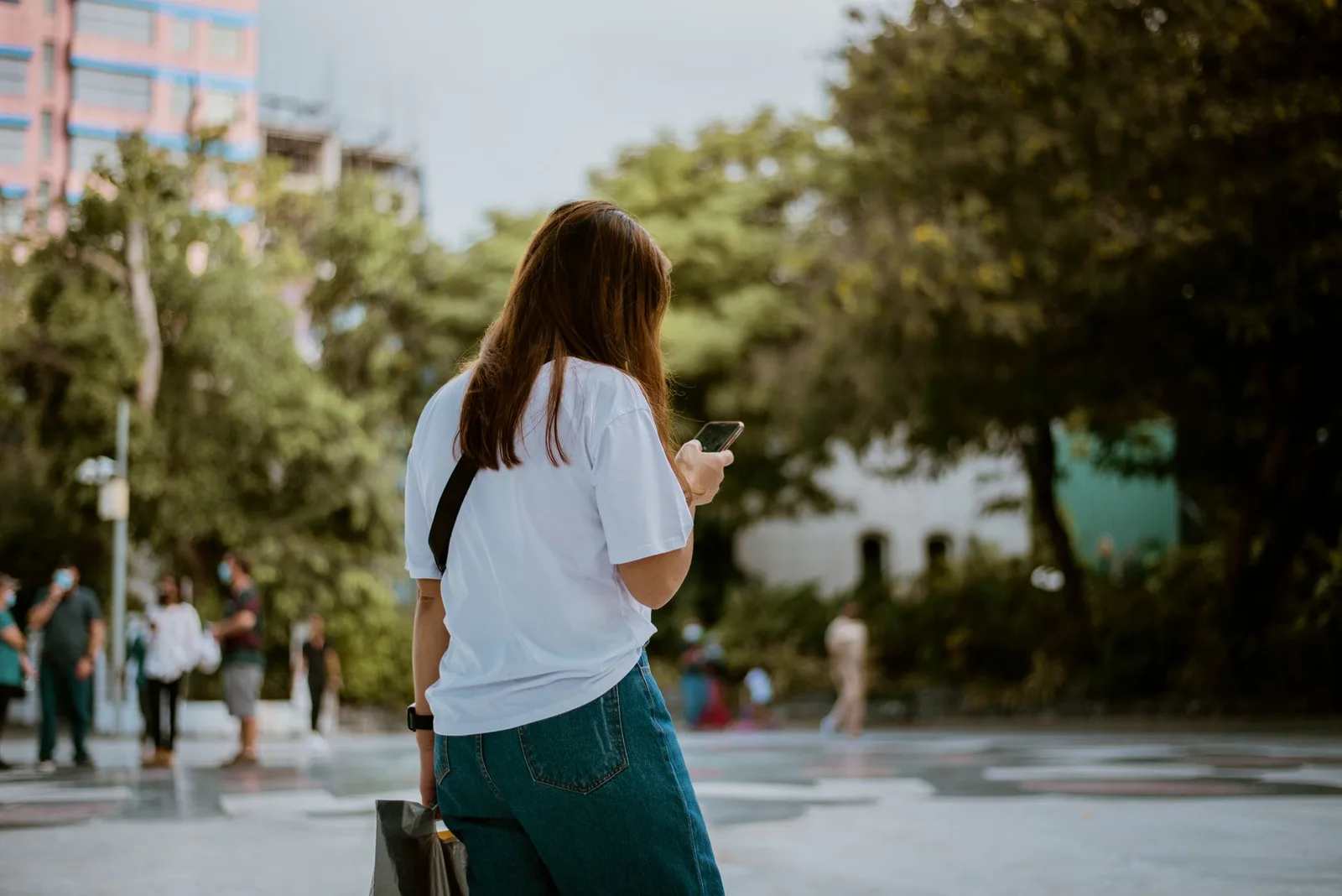 Người phụ nữ châu Á xem video miễn phí trên điện thoại