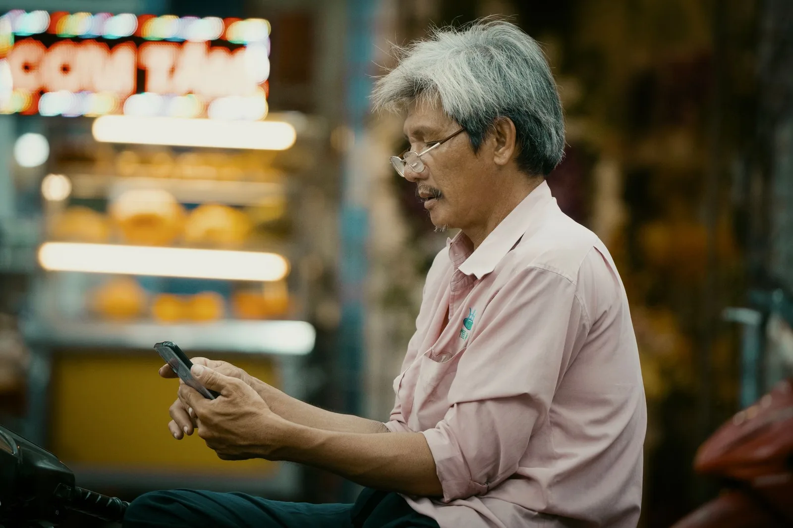 Người xem châu Á lướt video ngắn trên điện thoại