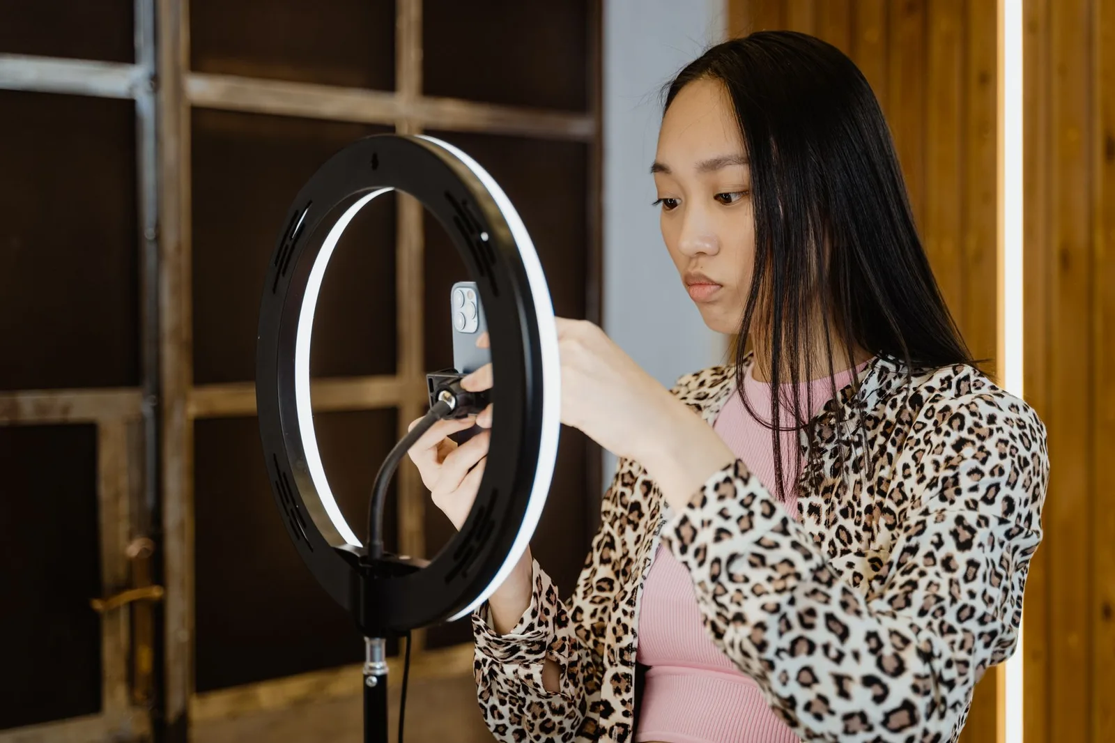 Người trẻ thường xuyên xem video trên điện thoại