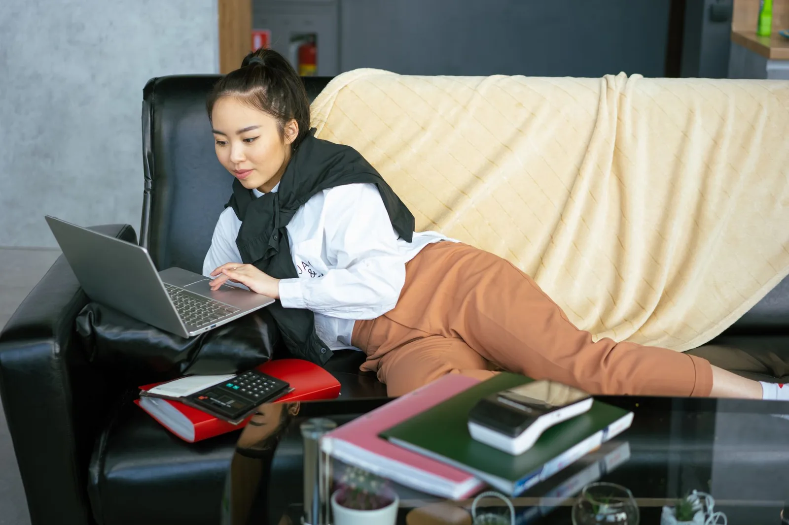 Người trẻ kiểm soát chi phí dịch vụ số