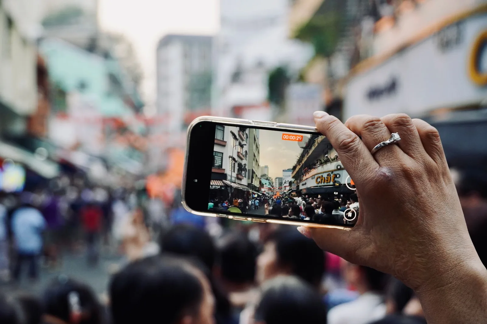 Người Việt thanh toán để xem video trên điện thoại
