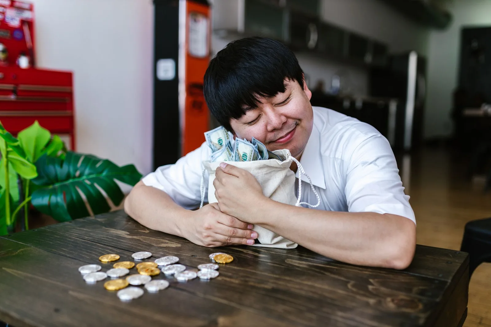 Người đàn ông châu Á quản lý ngân sách giải trí số