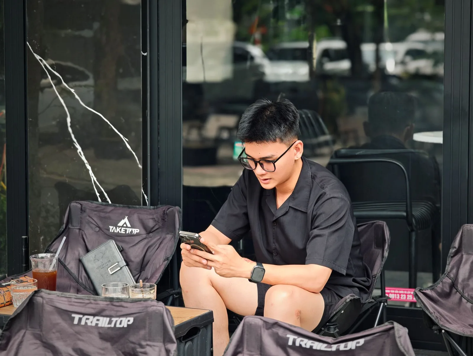 Người trẻ suy tư bên điện thoại vào buổi tối