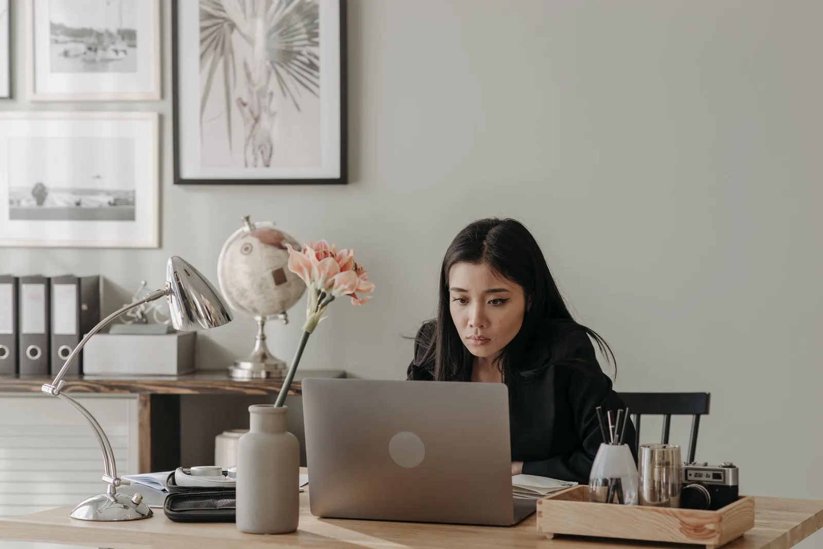 Người phụ nữ châu Á bảo vệ thông tin khi dùng máy tính