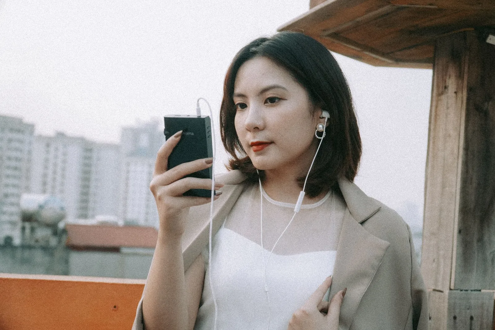 Người trẻ Việt nghe truyện audio bằng điện thoại và tai nghe