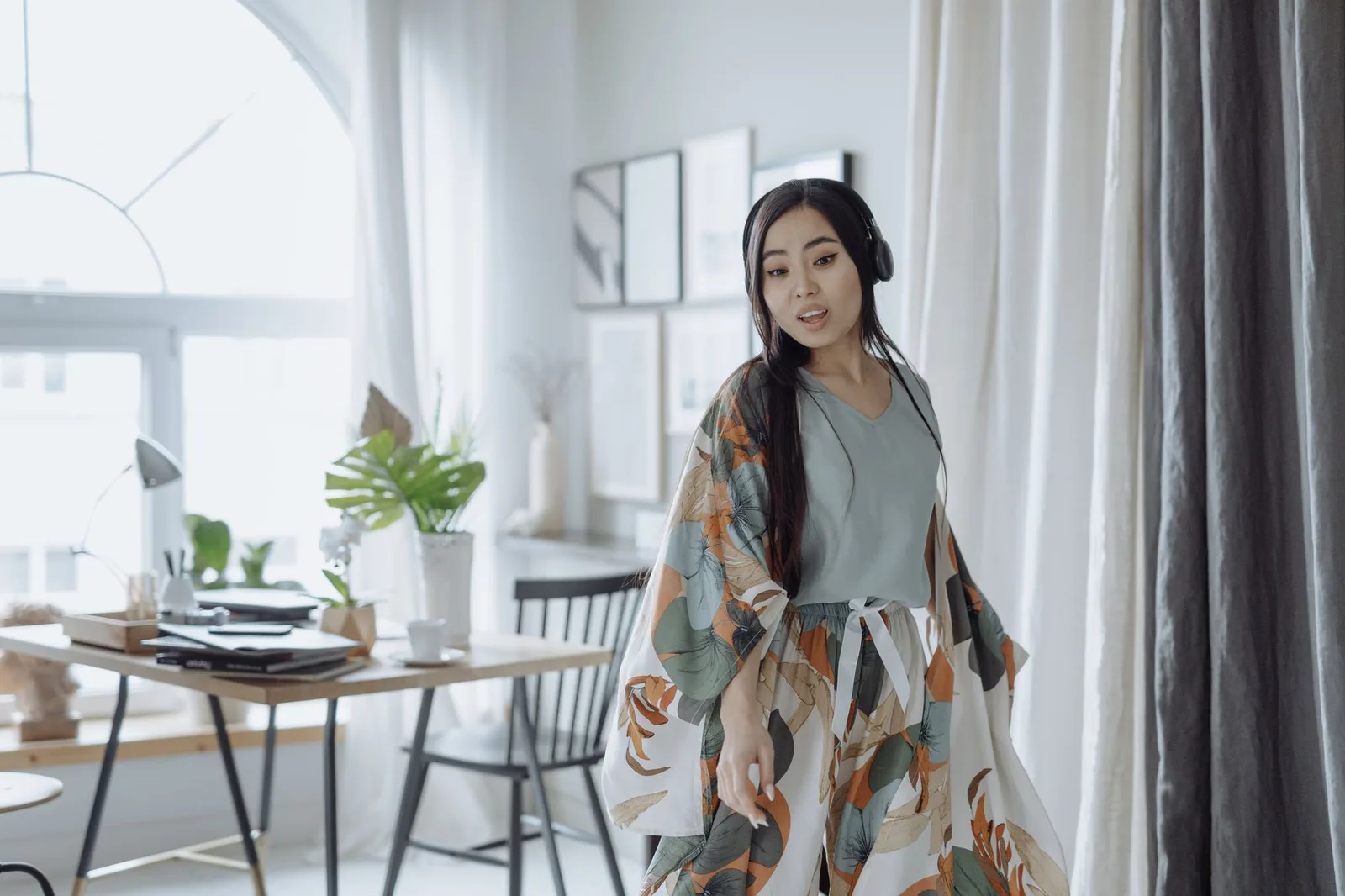 Cô gái thư giãn và nghe audio an toàn tại nhà