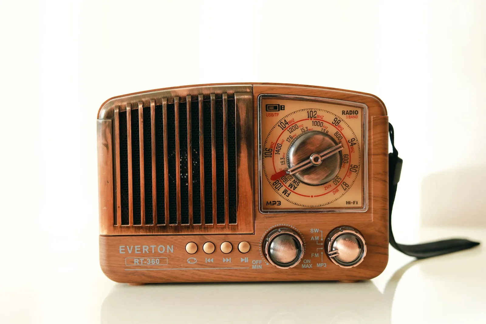 Loa radio tiện dụng trong phòng khách của người cao tuổi