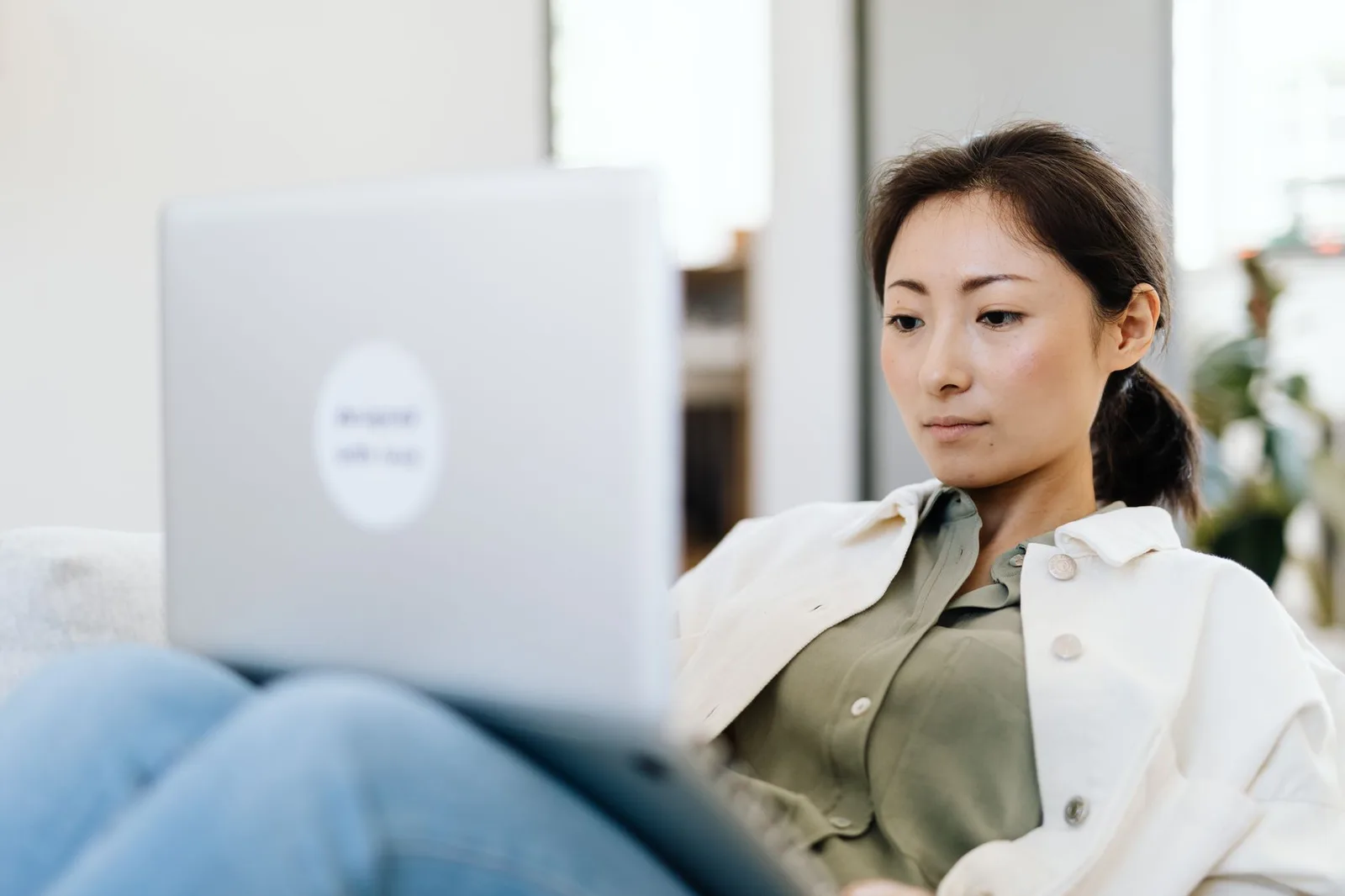 Cô gái trẻ Việt dùng laptop làm việc tại nhà