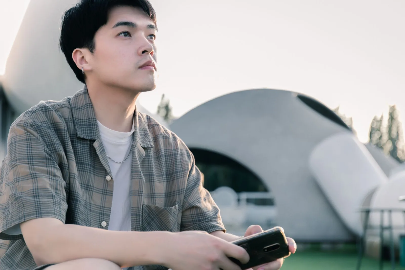 Bạn trẻ suy nghĩ khi đọc câu trả lời trên điện thoại