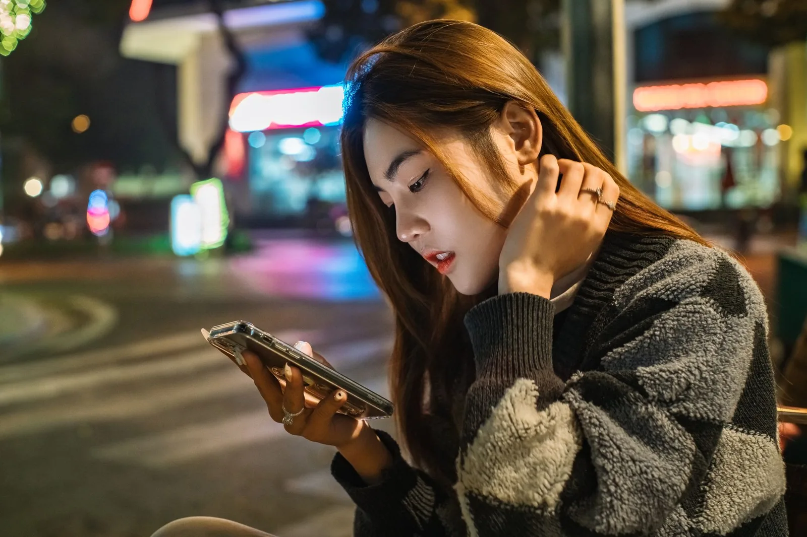 Người trẻ lo lắng khi tự tra cứu triệu chứng trên điện thoại