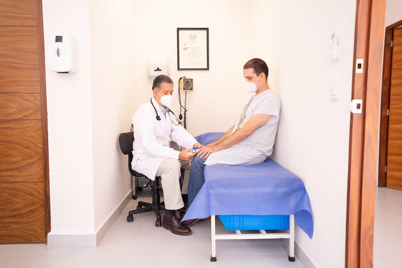 Bác sĩ tư vấn cho bệnh nhân tại phòng khám
