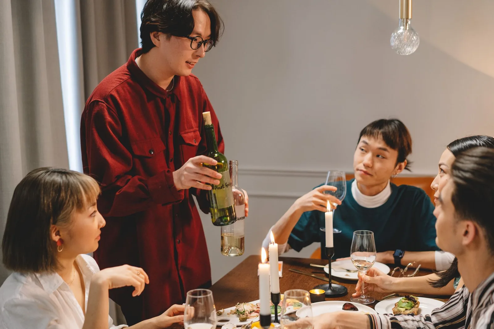 Nhóm bạn trẻ vừa ăn vừa trò chuyện bên bàn ăn