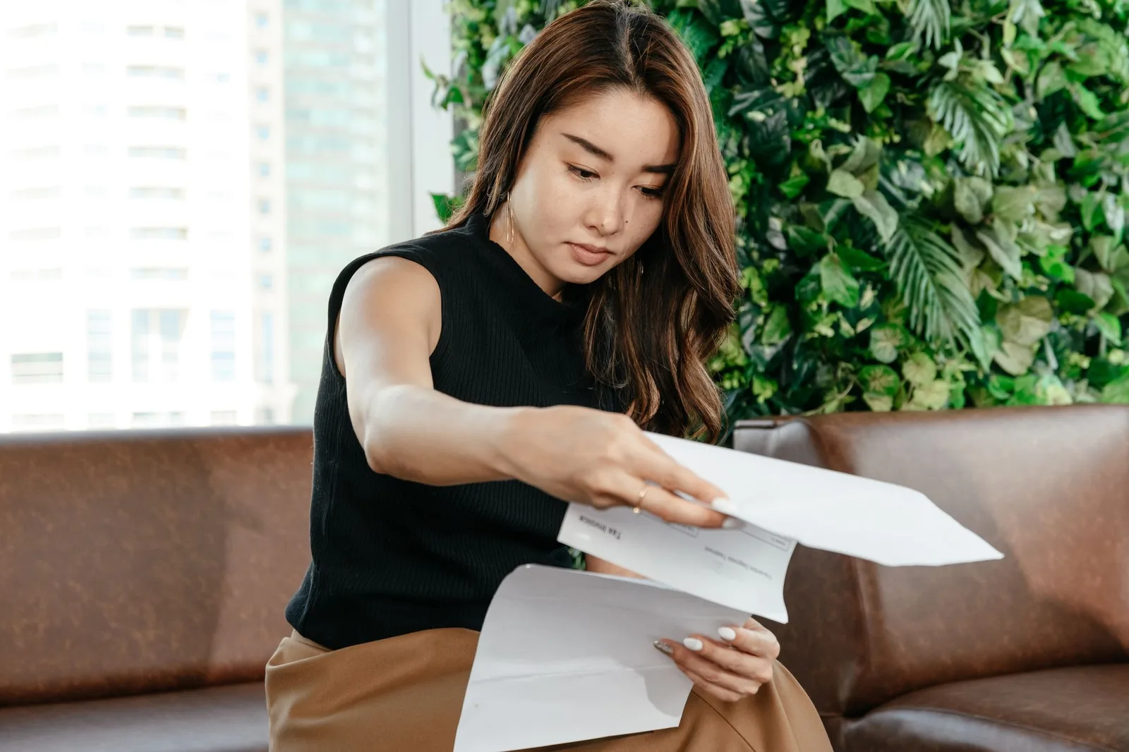 Nhà tuyển dụng xem nhanh hồ sơ ứng viên trên bàn giấy tờ