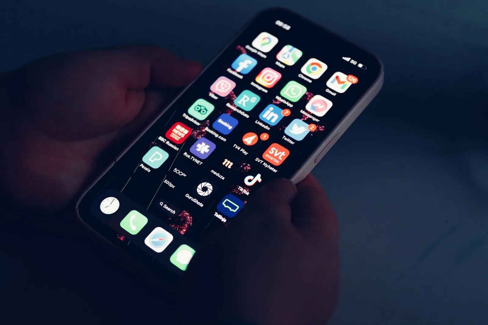 Bàn tay lướt video dọc trên điện thoại trong bóng tối