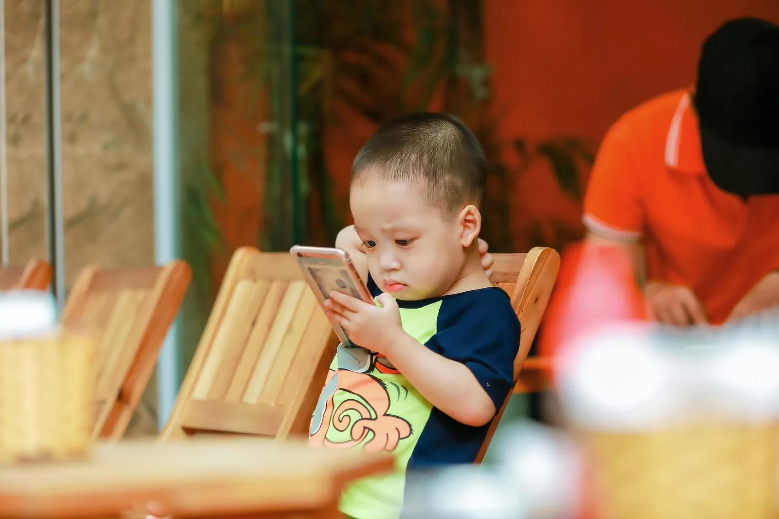 Đôi mắt mỏi mệt nhìn vào màn hình điện thoại
