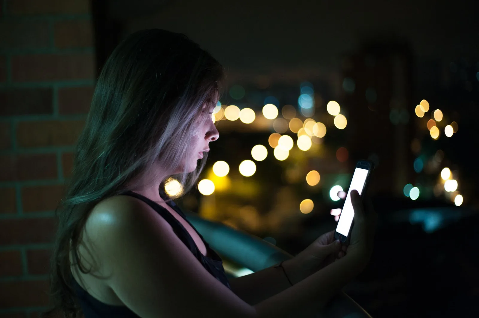 Người trẻ lướt điện thoại xem video ngắn trong đêm