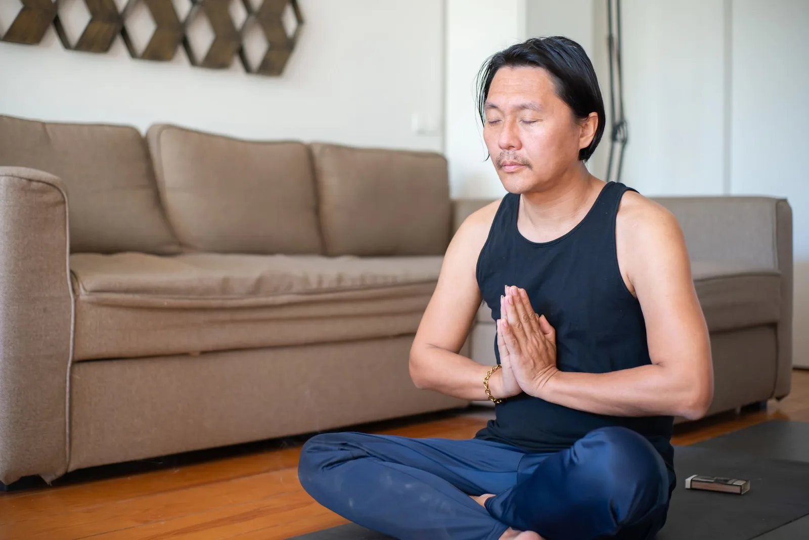 Người châu Á thiền buổi sáng để lấy lại tập trung