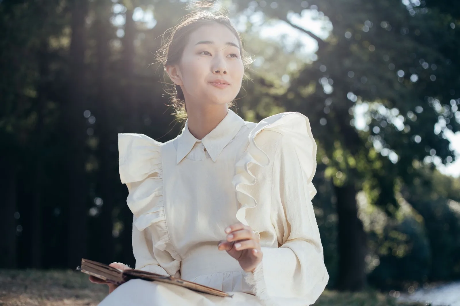 Buổi chiều yên ả, người trẻ đọc sách trong ánh nắng