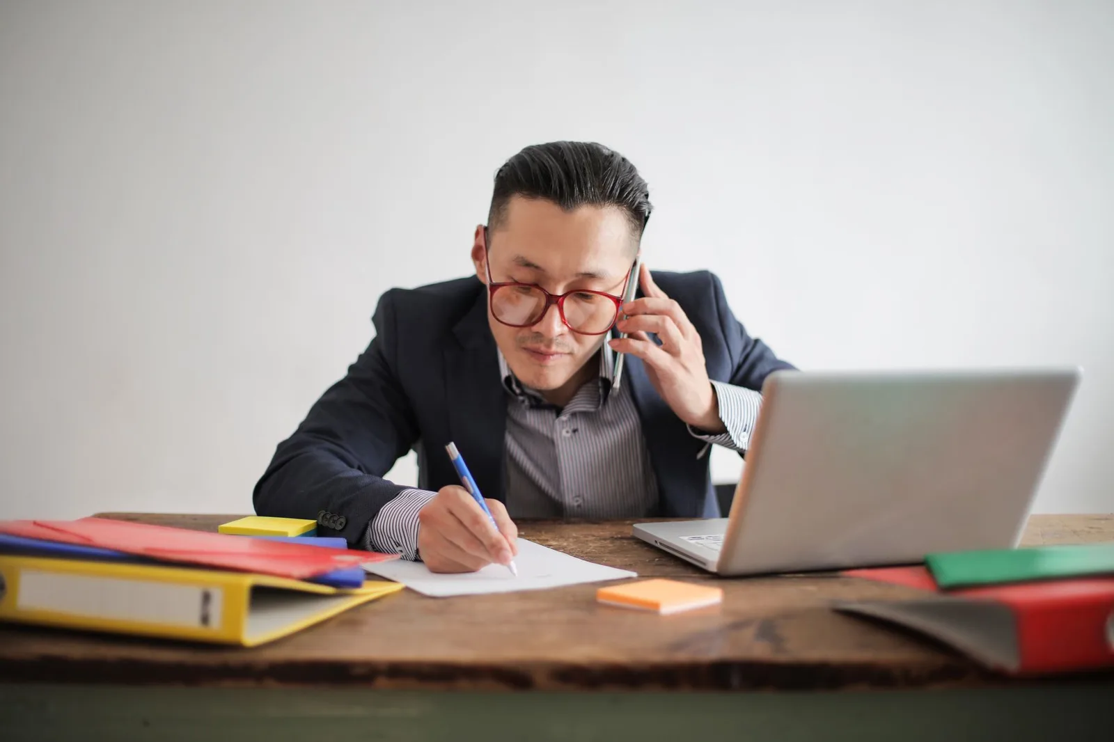 Người trẻ bị phân tán bởi thông báo trên điện thoại khi làm việc