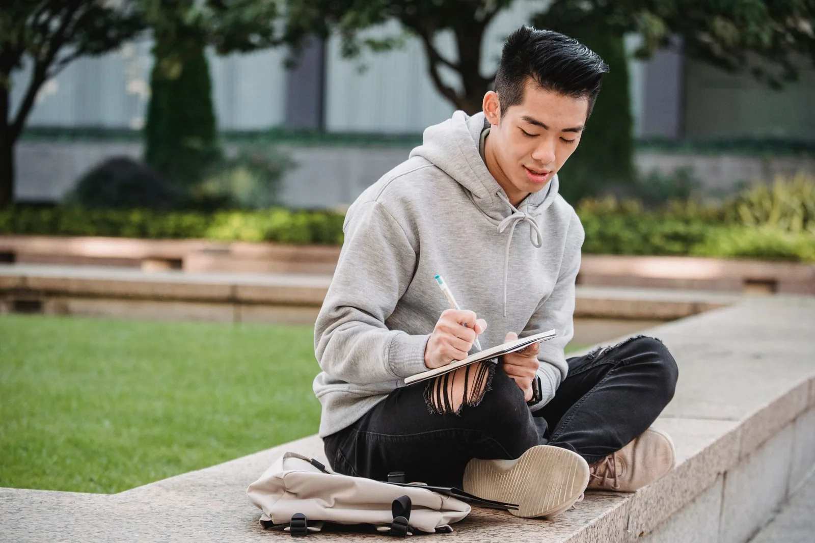 Bạn trẻ ngồi giữa những cuốn sổ ghi chú, dấu hiệu trí nhớ sa sút