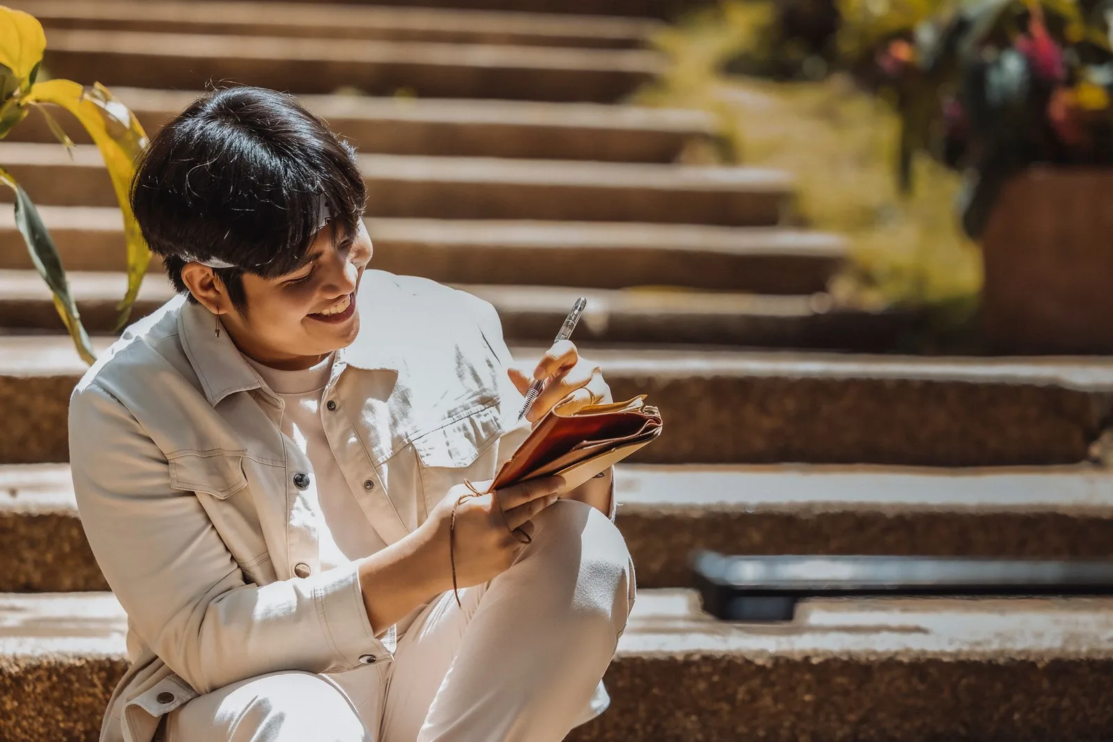 Người phụ nữ viết nhật ký buổi sáng bên ánh nắng, bắt đầu những bước nhỏ