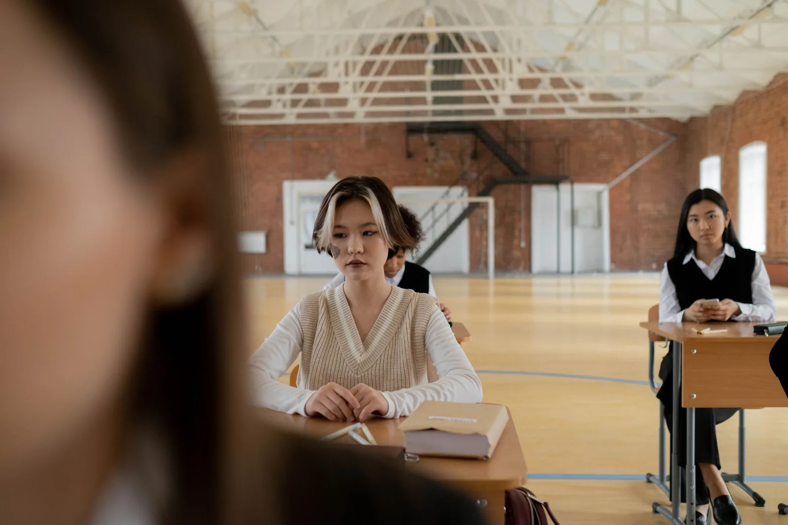 Bạn trẻ mệt mỏi gục đầu xuống bàn học