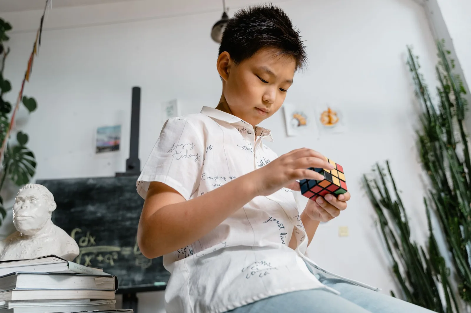 Học sinh châu Á luyện tư duy logic qua trò chơi trí tuệ