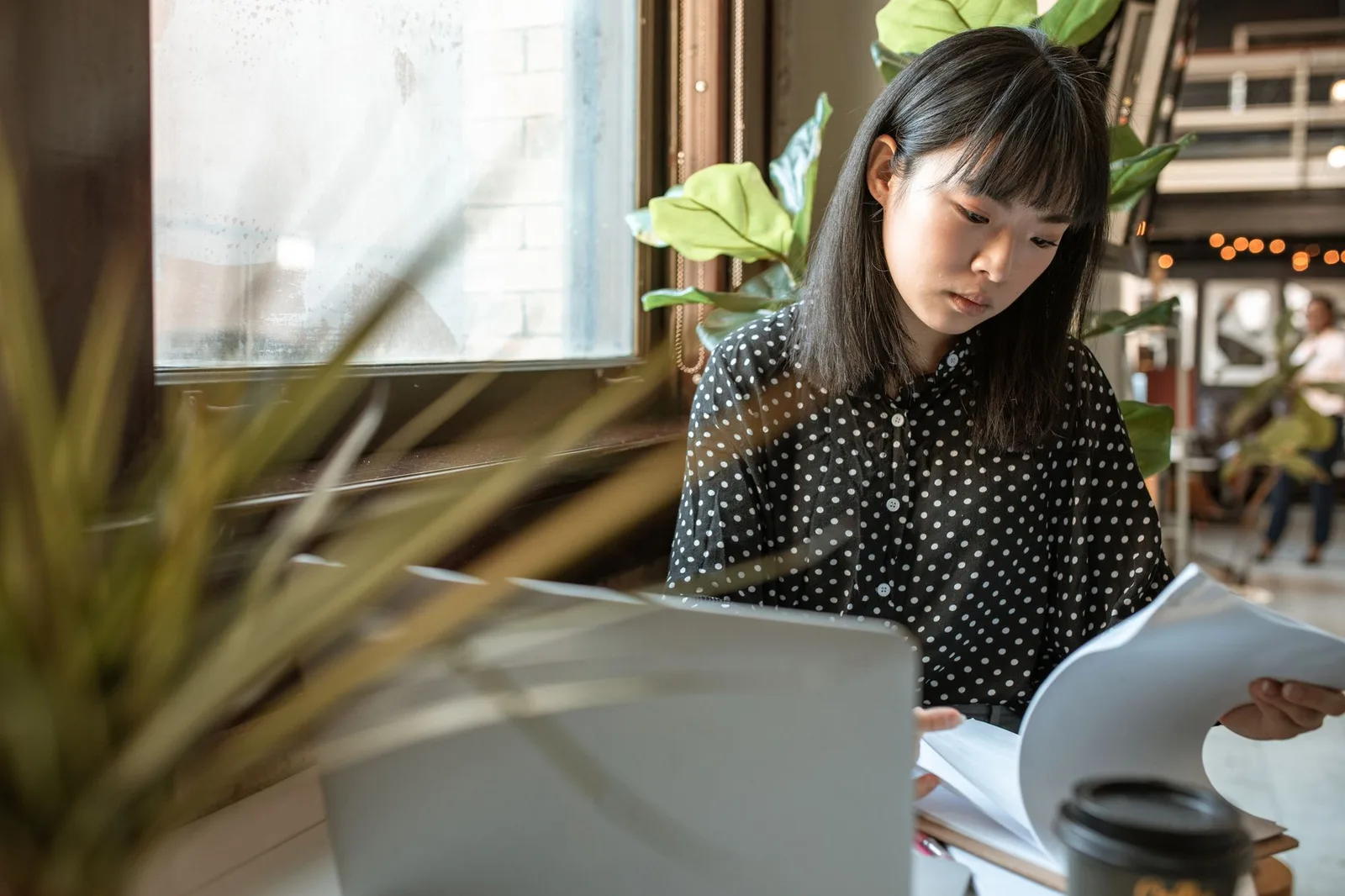 Người châu Á phân tích các phương án tại bàn làm việc