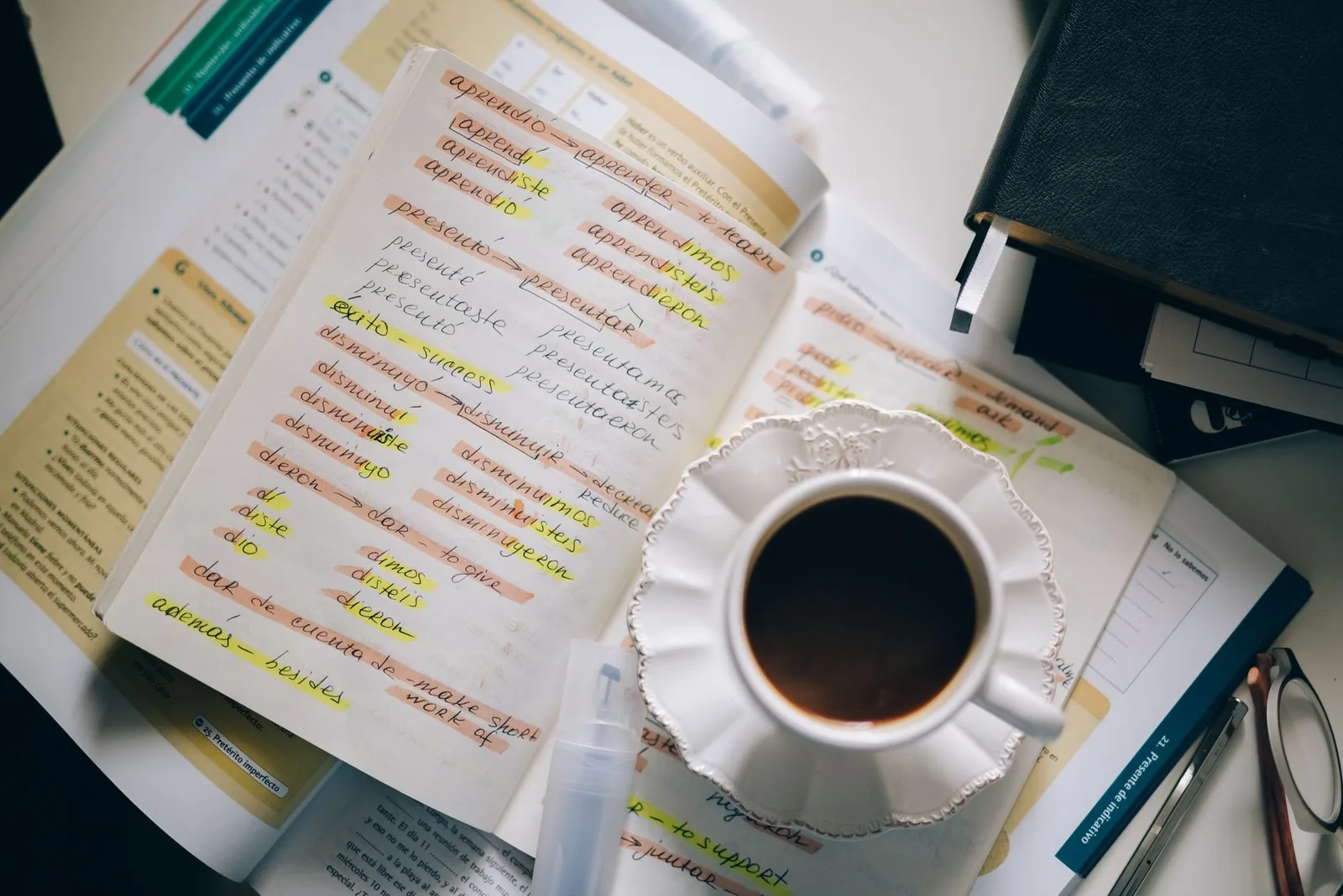 Bàn học gọn gàng với sổ tay và bút đánh dấu