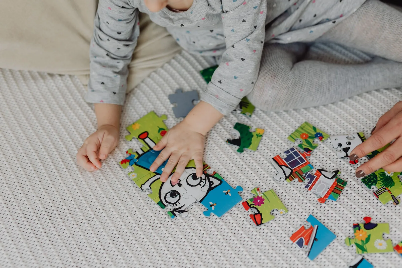 Trẻ chơi trò xếp hình tại bàn để rèn sự tập trung