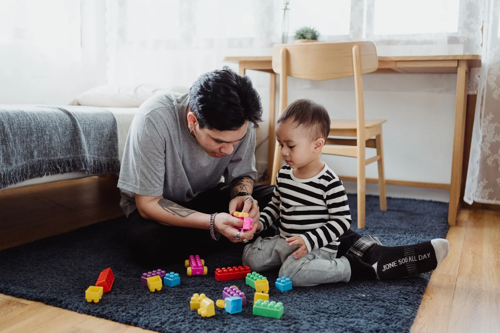 Trẻ em châu Á phân loại các khối màu để luyện tư duy logic