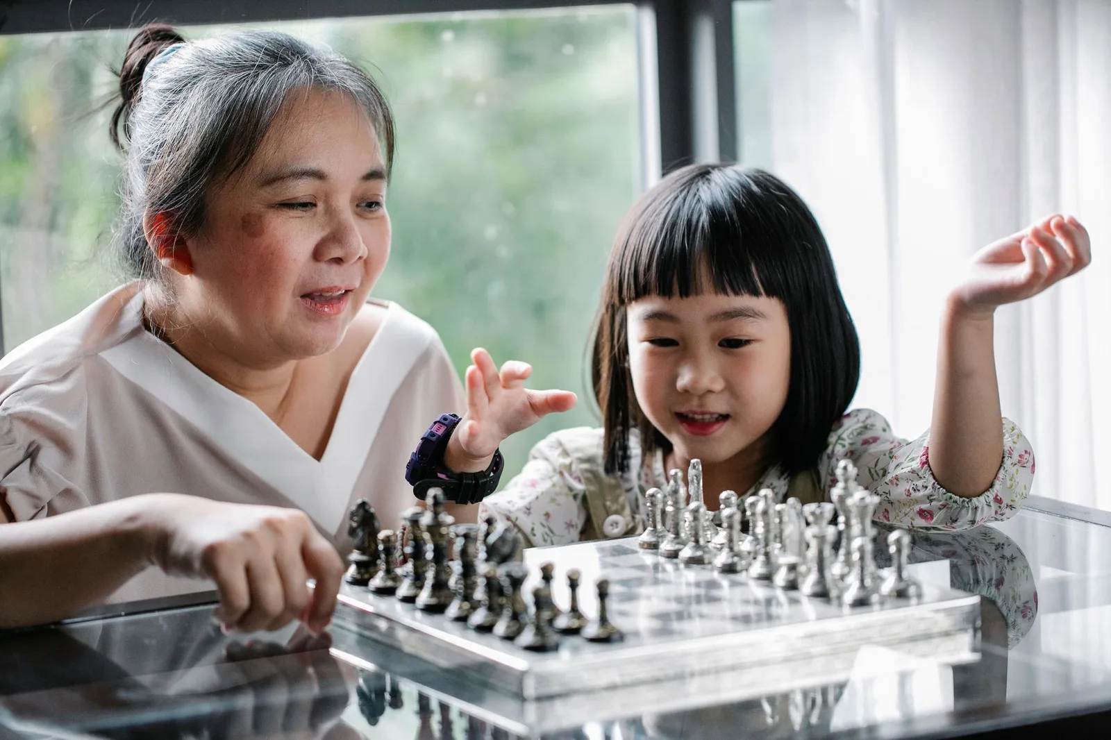 Cha mẹ cùng trẻ cân nhắc quyết định tiếp tục hay dừng lại