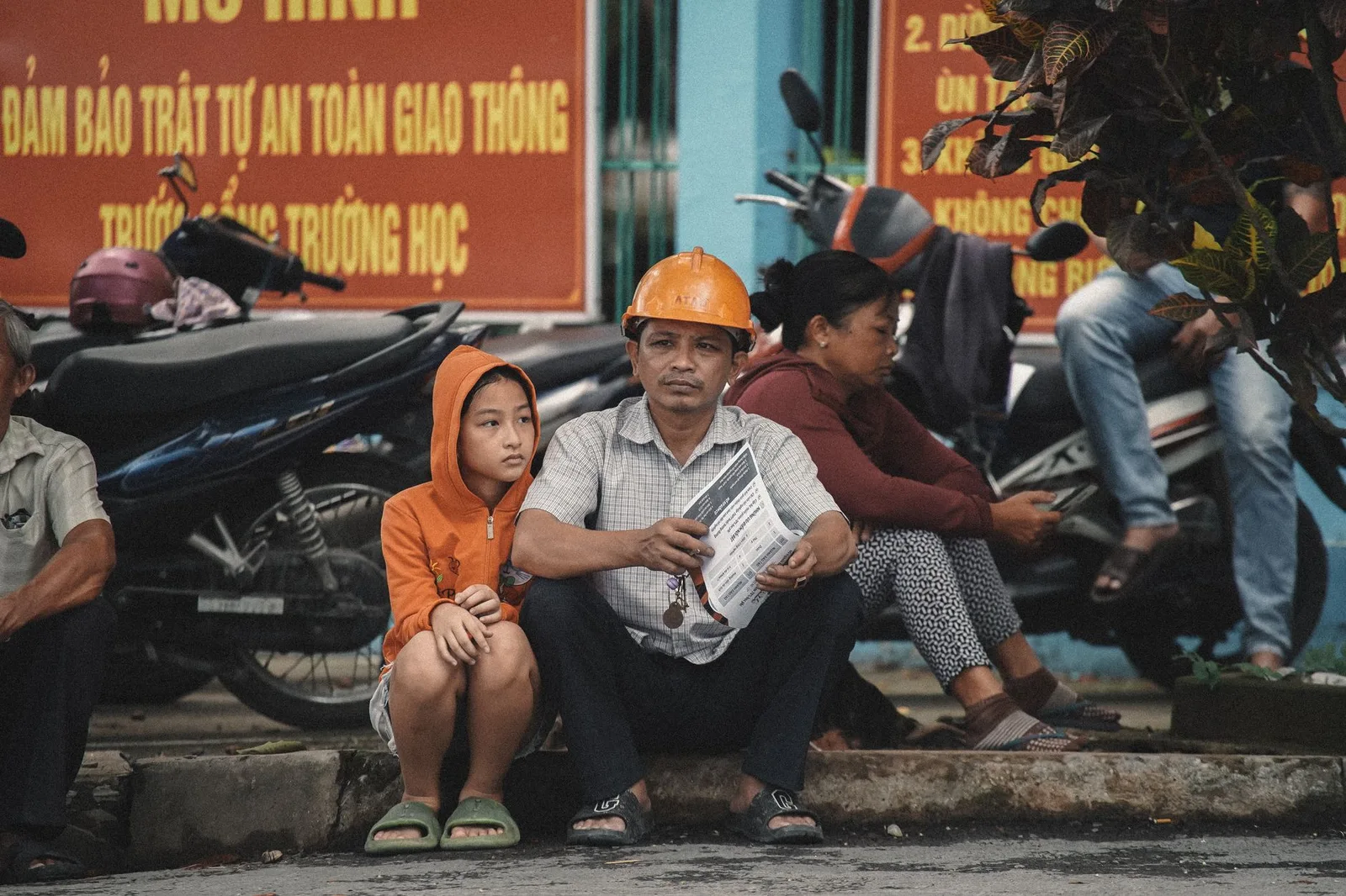 Trẻ kiên nhẫn chờ nhận phần thưởng sau khi hoàn thành nhiệm vụ