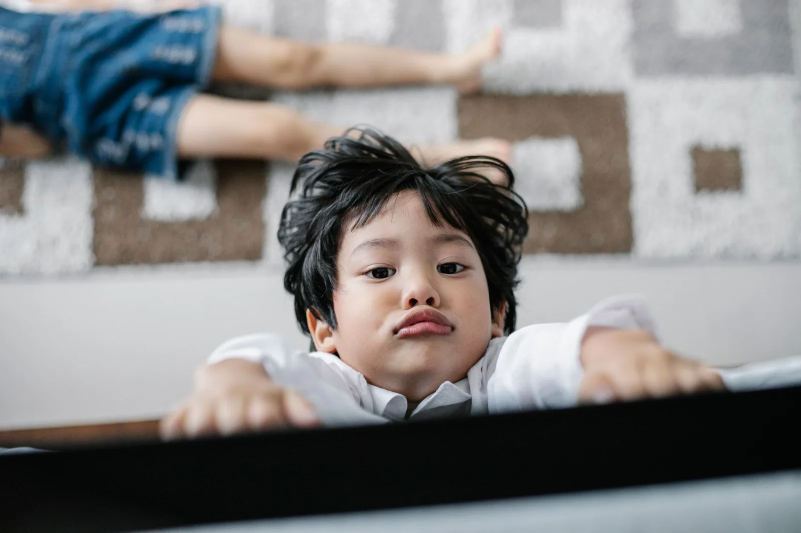 Trẻ hiếu động tham gia hoạt động yên tĩnh tại nhà