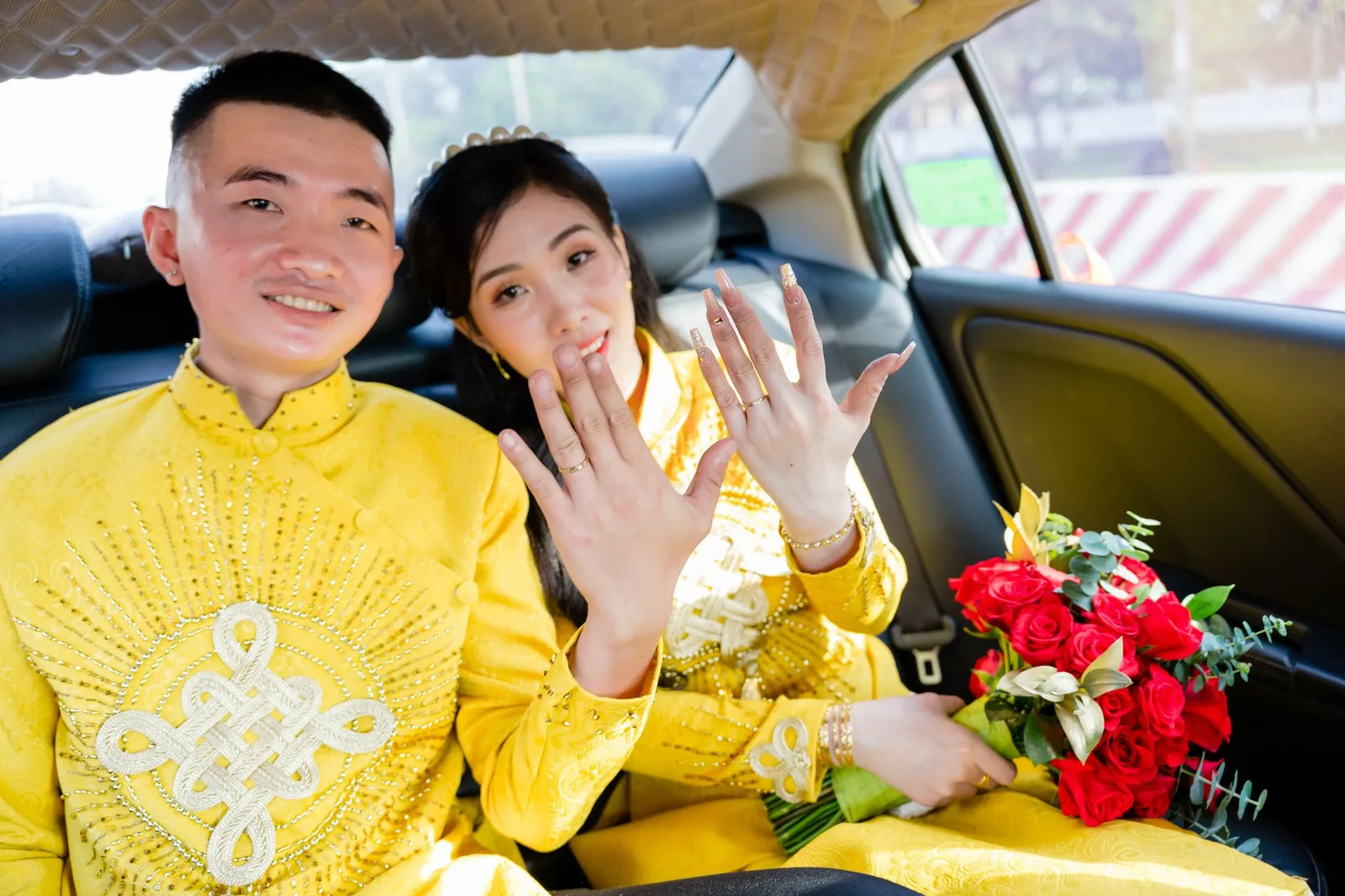 Cô dâu chú rể thực hiện nghi thức dâng trà