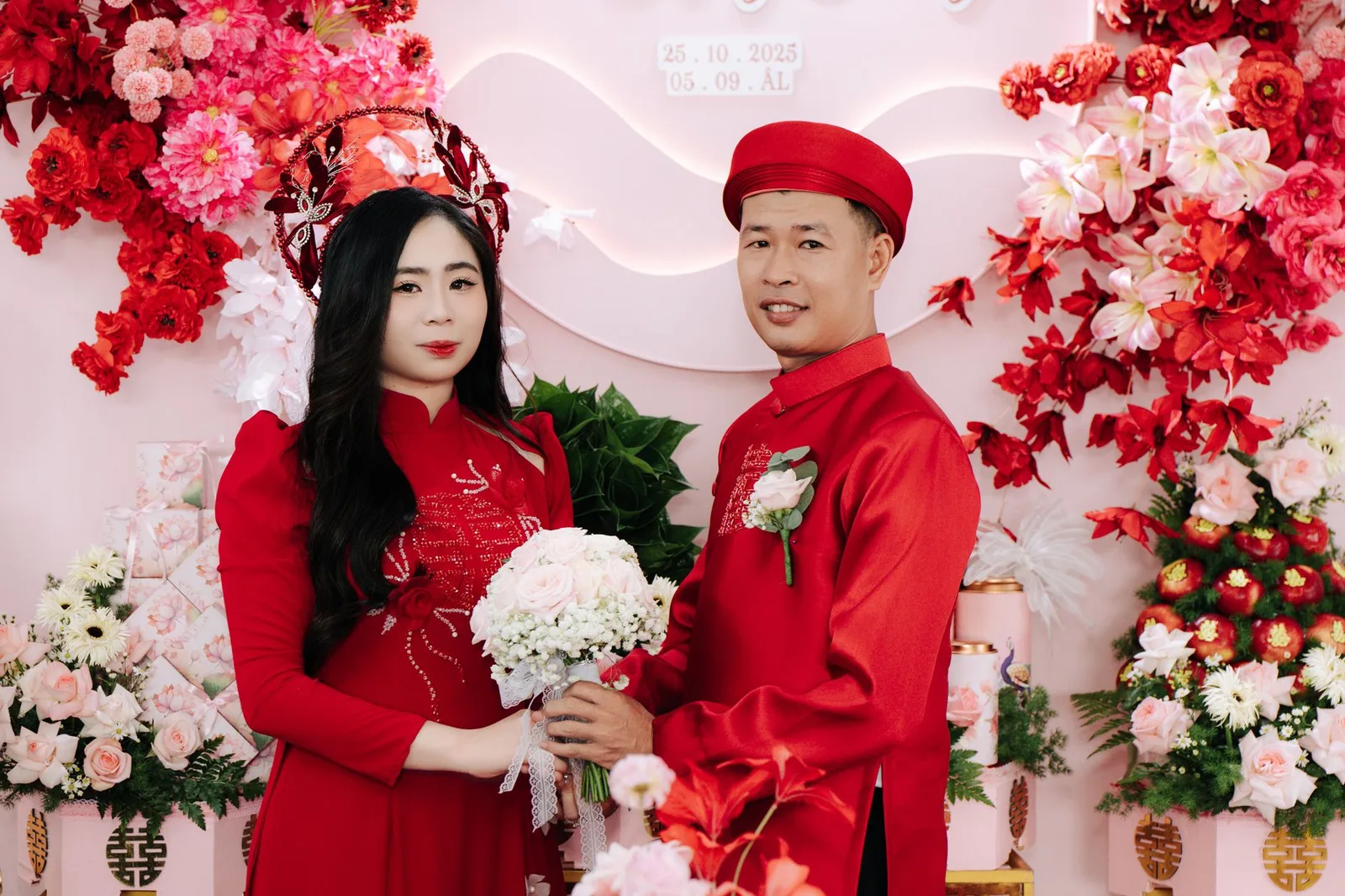 Cặp đôi kiểm tra không gian và trang trí trước khi đặt cọc