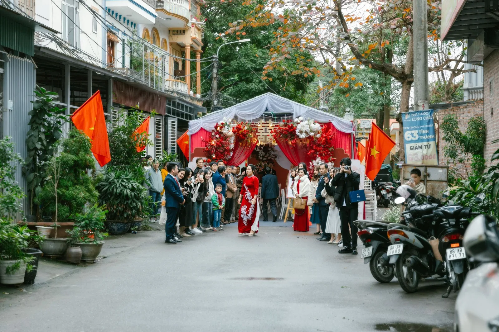 Cô dâu chú rể làm lễ gia tiên trong ngày cưới