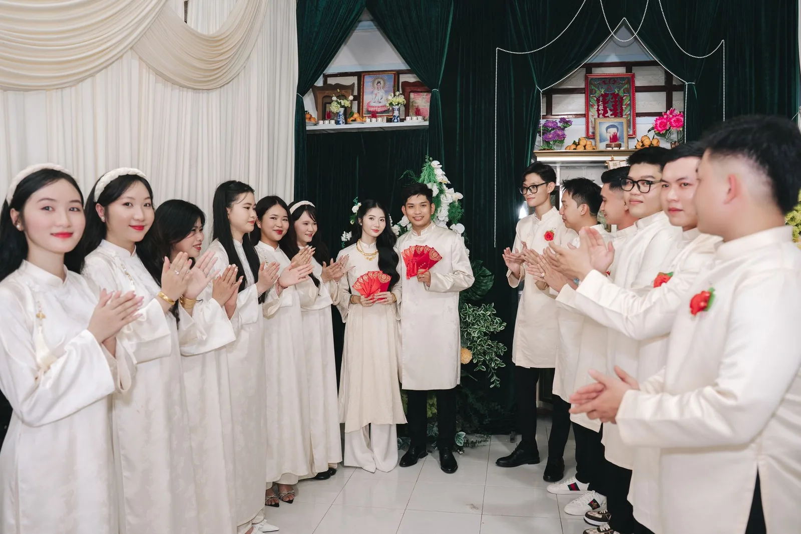 Hai họ đứng trang trọng trong lễ cưới truyền thống Việt Nam