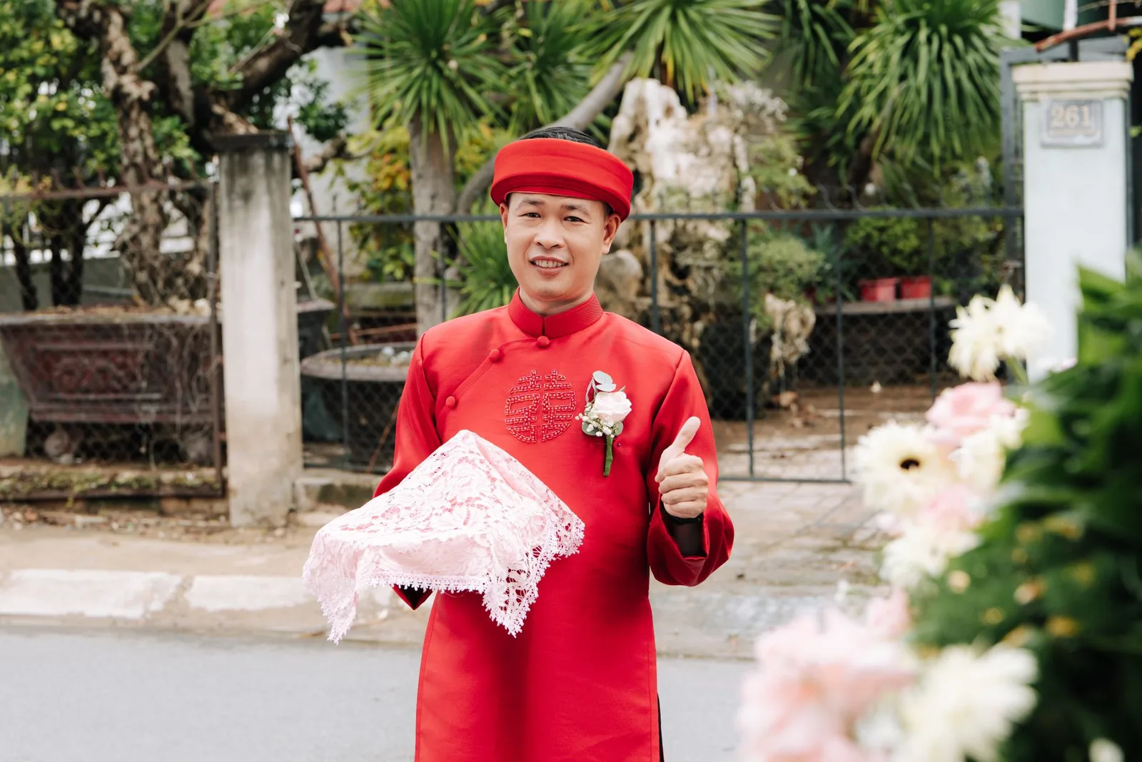 Bàn thờ gia tiên được chuẩn bị chu đáo cho ngày cưới