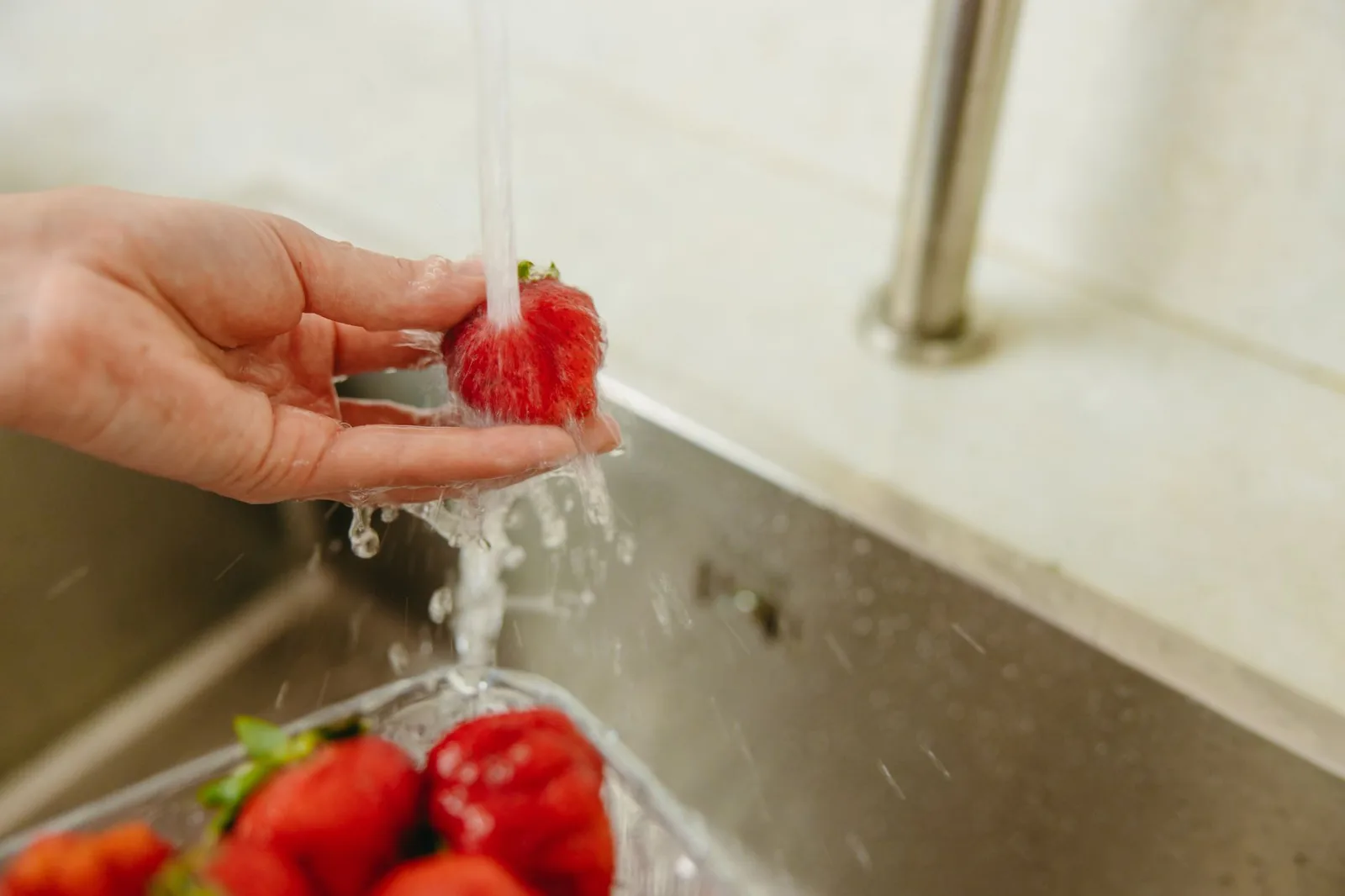 Trái cây tươi được rửa kỹ dưới vòi nước sạch