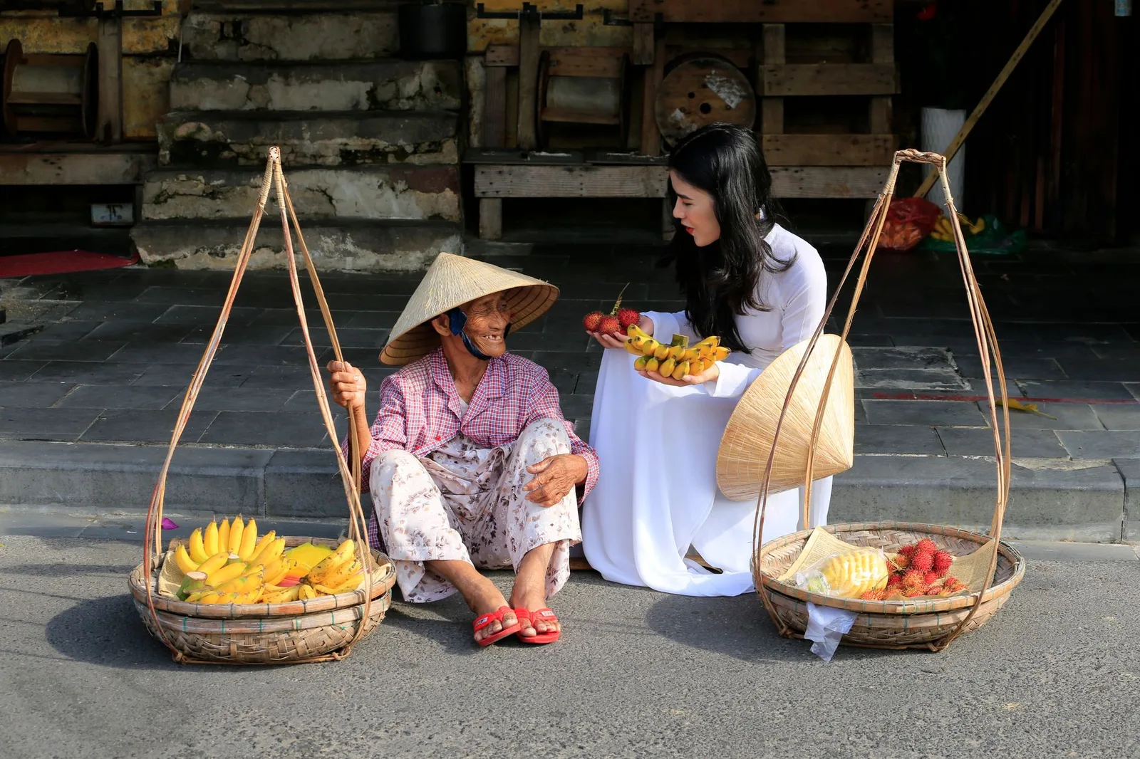 Người phụ nữ Việt Nam chọn hoa quả tươi tại chợ
