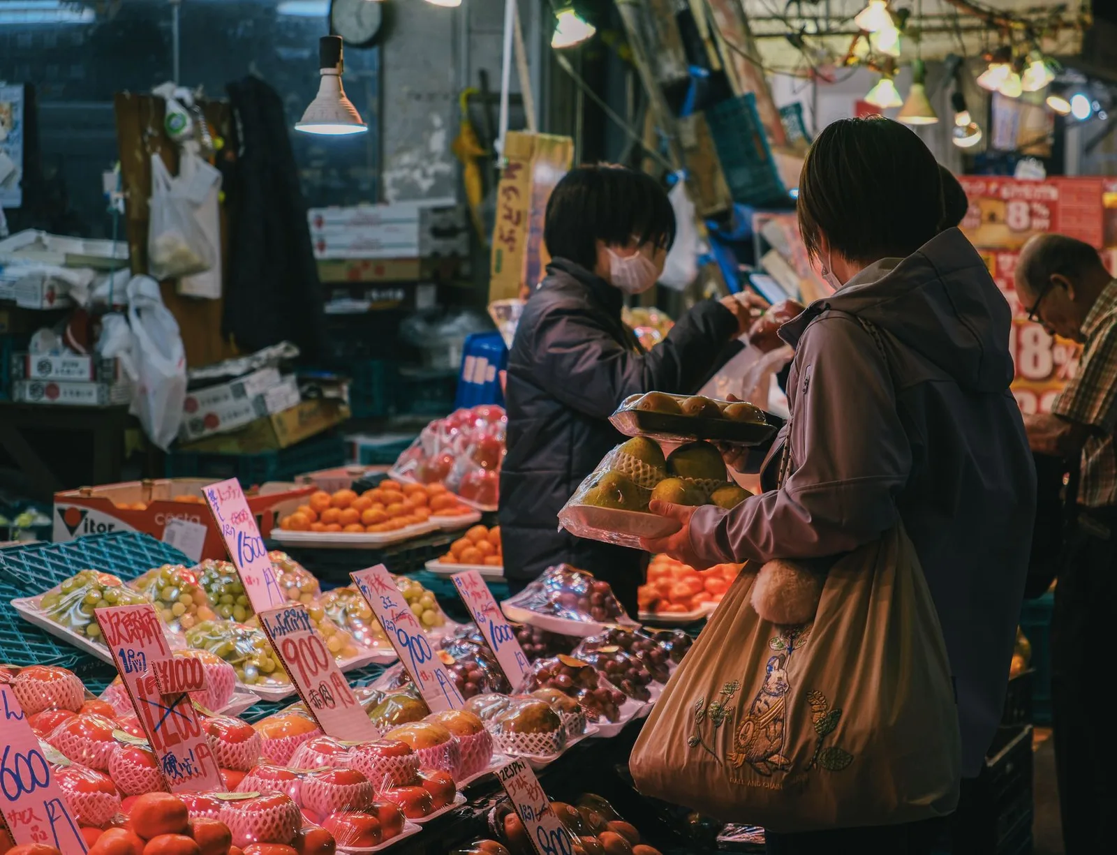 Người mua đựng hoa quả tươi trong túi dùng nhiều lần