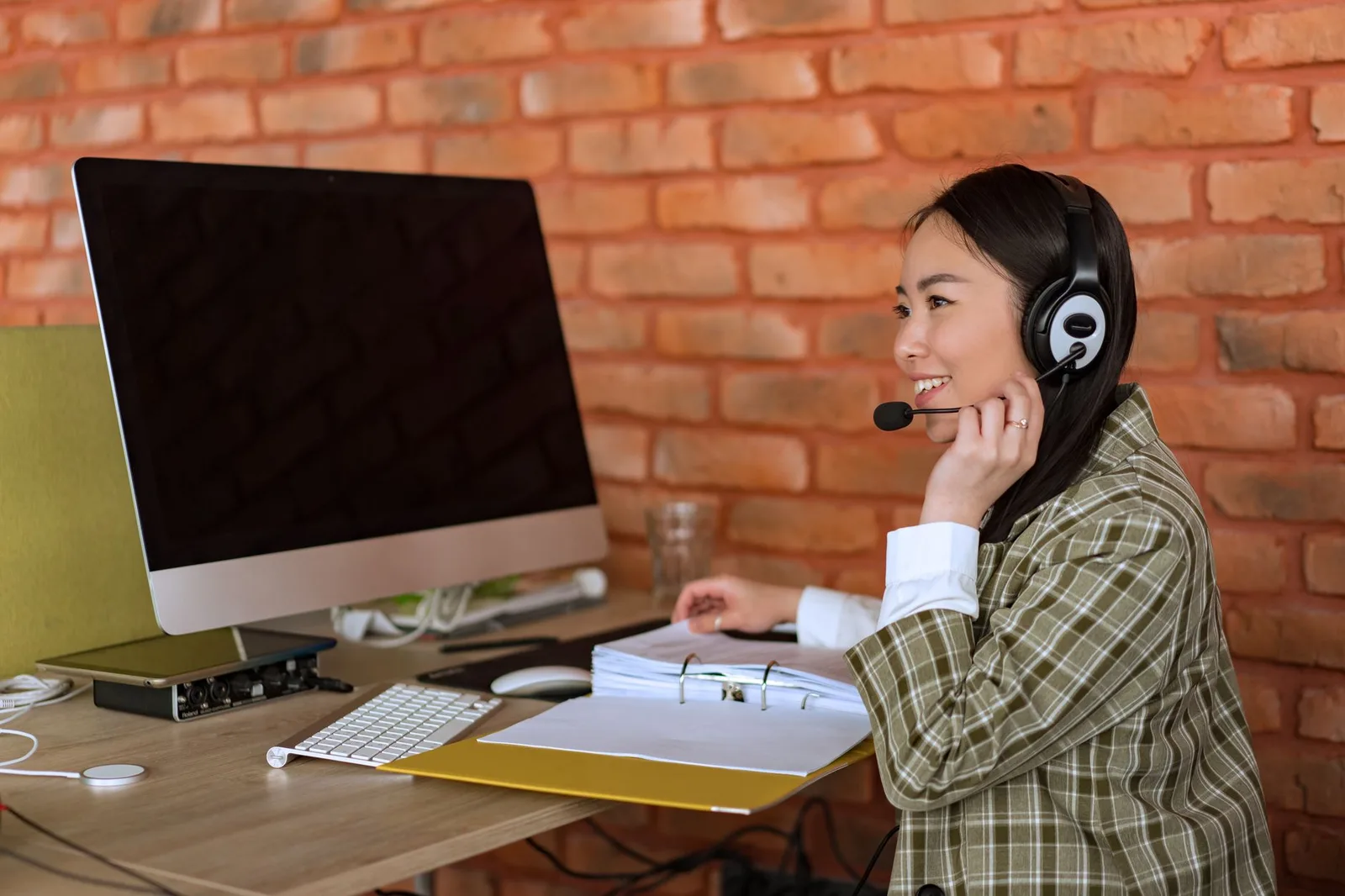 Nhân viên văn phòng ngồi làm việc nhiều giờ tại bàn