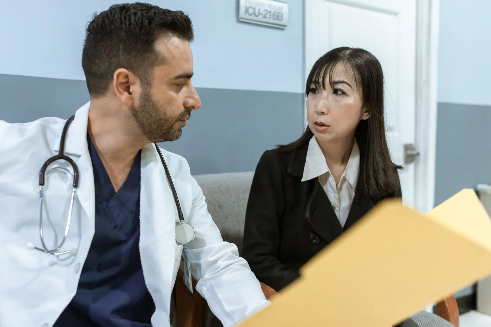 Người bệnh trao đổi triệu chứng với bác sĩ tại phòng khám