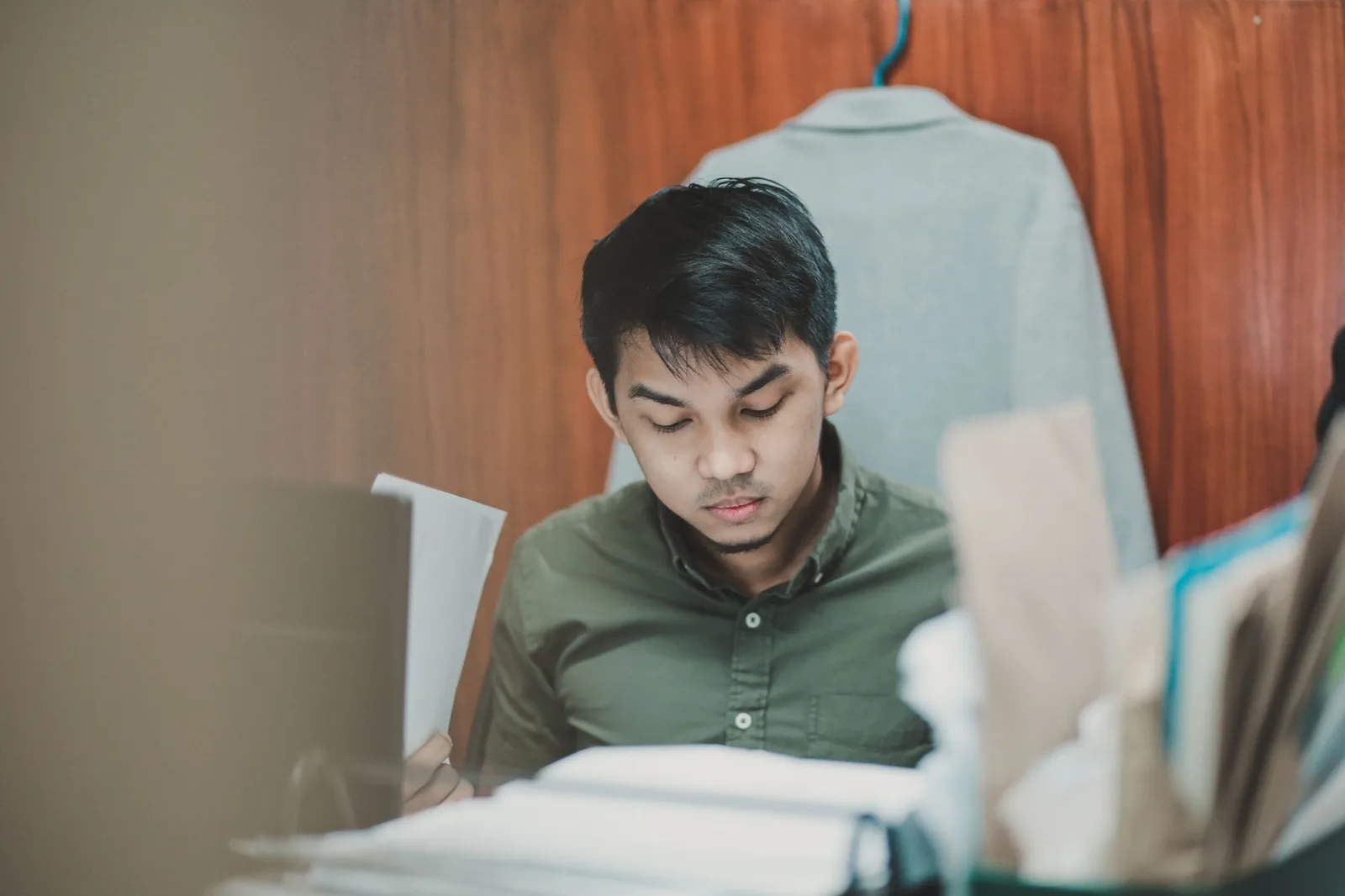 Nhân viên châu Á đứng dậy vận động tại nơi làm việc
